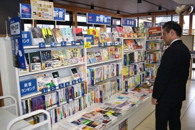 ローソン立山町役場店の店内に並んだ書架＝富山県立山町で、浜名晋一撮影
