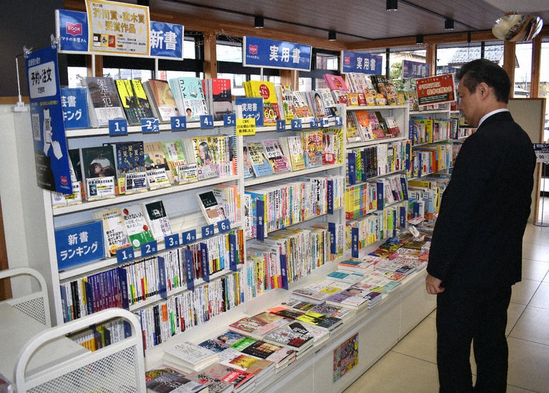 ローソン立山町役場店の店内に並んだ書架＝富山県立山町で、浜名晋一撮影