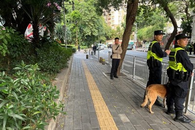 日本人男児の刺殺事件が起きた日本人学校付近では、警察犬を伴った警察官らが警備にあたっていた＝広東省深圳市で2025年1月24日午前7時58分、松倉佑輔撮影