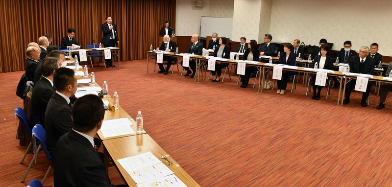 第97回選抜高校野球大会の21世紀枠候補校・推薦理由説明会に出席する選考委員ら。奥はあいさつする日本高野連の宝馨会長＝大阪市北区で2025年1月24日午前8時32分、小関勉撮影