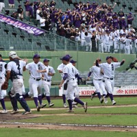 秋季近畿大会1回戦で履正社に勝利し、喜ぶ滋賀短大付の選手たち＝ほっともっとフィールド神戸で2024年10月19日、長宗拓弥撮影