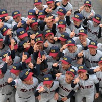センバツ初出場が決まり喜ぶ浦和実の選手ら＝さいたま市南区で2025年1月24日午後4時14分、宮間俊樹撮影