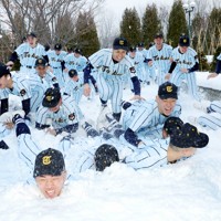 センバツ出場が決まり、雪の中で喜ぶ東海大札幌の選手たち＝札幌市南区で2025年1月24日、貝塚太一撮影