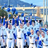 センバツ出場が決まり喜ぶ聖光学院の選手たち＝福島県桑折町の同校グラウンドで2025年1月24日午後4時22分、前田梨里子撮影