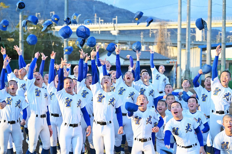 センバツ出場が決まり喜ぶ聖光学院の選手たち＝福島県桑折町の同校グラウンドで2025年1月24日午後4時22分、前田梨里子撮影