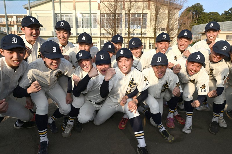 21世紀枠でのセンバツ出場が決まり、喜びに沸く壱岐の選手たち＝長崎県壱岐市で2025年1月24日午後4時16分、矢頭智剛撮影