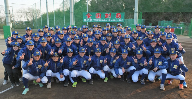 センバツ出場が決まり、大会2連覇を目指してピースサインで笑顔を見せる健大高崎の選手たち＝群馬県高崎市の同校野球場で2025年1月24日午後3時58分、手塚耕一郎撮影