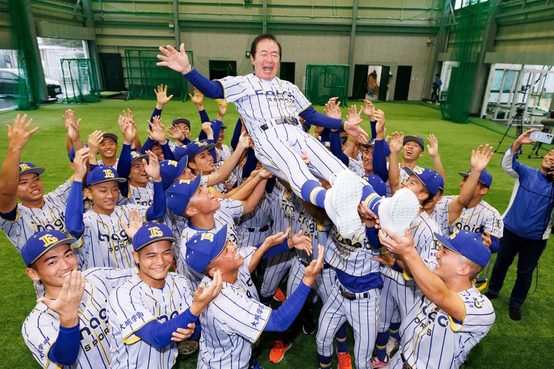 センバツ出場が決まり、選手たちに胴上げされるエナジックスポーツの神谷嘉宗監督＝沖縄県名護市で2025年1月24日午後4時40分、吉田航太撮影
