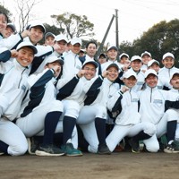センバツ出場が決まり、笑顔を見せる横浜清陵の選手たち＝横浜市南区で2025年1月24日午後4時21分、小出洋平撮影