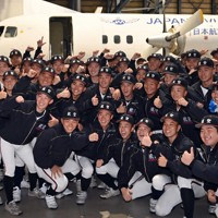 センバツ出場が決まり、喜ぶ日本航空石川の選手たち＝石川県輪島市で2025年1月24日、北山夏帆撮影
