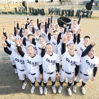 センバツ出場を決め、帽子を投げて喜ぶ大垣日大の選手たち＝岐阜県神戸町で2025年1月24日午後4時12分、山崎一輝撮影