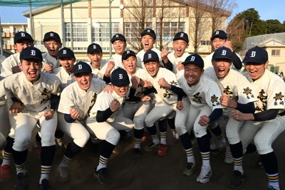 21世紀枠でのセンバツ出場が決まり、喜ぶ壱岐の選手たち＝長崎県壱岐市で2025年1月24日午後4時17分、矢頭智剛撮影