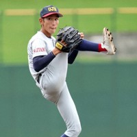 2024年秋季埼玉県大会決勝の西武台戦で、右足を大きく上げた独特のフォームで相手打者を打ち取る石戸颯汰投手＝県営大宮公園野球場で24年9月29日、橋本政明撮影