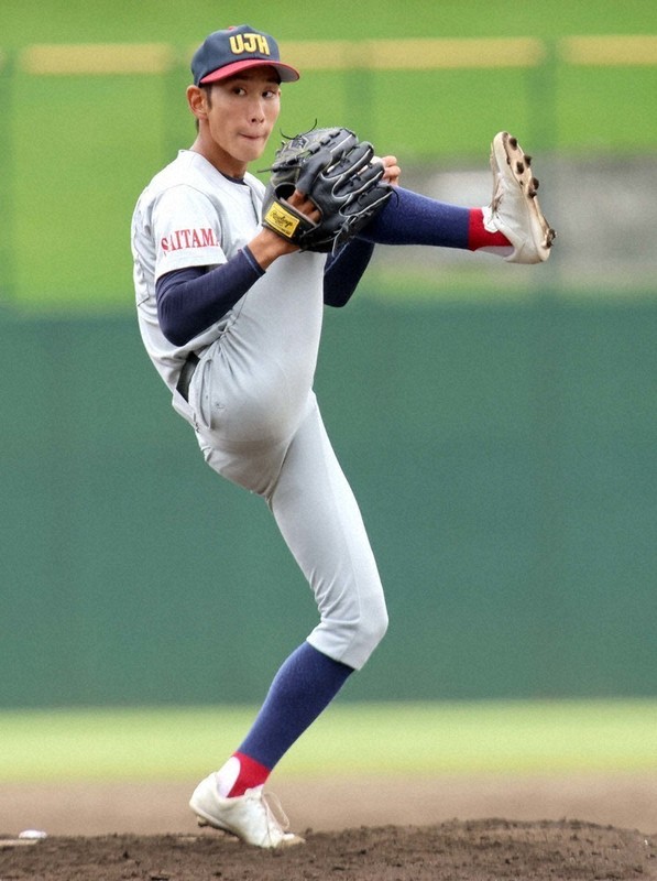 2024年秋季埼玉県大会決勝の西武台戦で、右足を大きく上げた独特のフォームで相手打者を打ち取る石戸颯汰投手＝県営大宮公園野球場で24年9月29日、橋本政明撮影