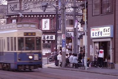 大塚駅前－巣鴨新田間　行列のできるおにぎり店。今の流行なのに、写真にすると昭和時代みたい＝東京都豊島区2024年10月24日、中村琢磨撮影