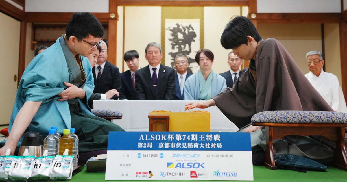 王将戦第2局始まる 京都・伏見稲荷大社 [写真特集1/19] | 毎日新聞
