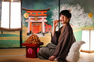 エポック ワン【藤井聡太】特産のネギに囲まれ「勝者の記念撮影」（25.3.10） エポック社の公式オンラインショップです。【藤井聡太】特産の