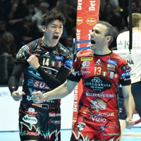 【ペルージャ－ベローナ】第2セットのセットポイントでスパイクを決め、右拳を握り締めて喜ぶペルージャの石川祐希選手（左）＝イタリアのボローニャで2025年1月25日、小林悠太撮影