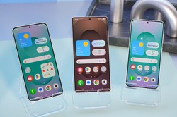 サムスン電子が発表した「Galaxy S25」（右）と「Galaxy S25 Ultra」（中央）。左は「Galaxy S25+」で日本未発売のモデル＝記事中の写真はすべて筆者撮影