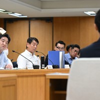 兵庫県議会調査特別委員会で、斎藤元彦知事（手前右）が投げたとされる付箋について説明を求める竹内英明委員（当時）＝神戸市中央区で2024年8月30日、大西岳彦撮影