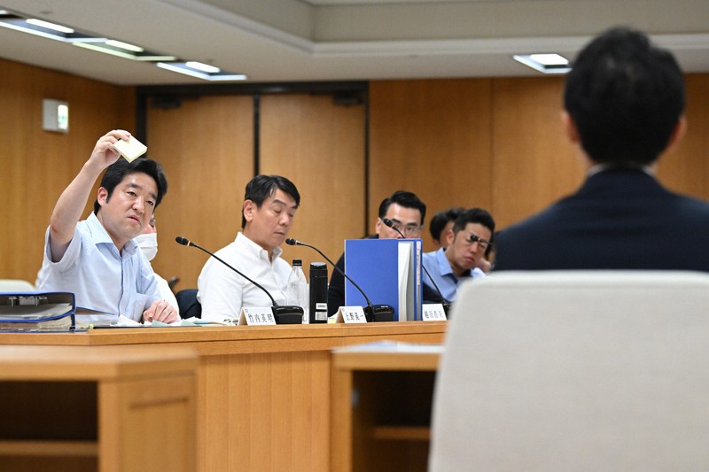 兵庫県議会調査特別委員会で、斎藤元彦知事（手前右）が投げたとされる付箋について説明を求める竹内英明委員（当時）＝神戸市中央区で2024年8月30日、大西岳彦撮影