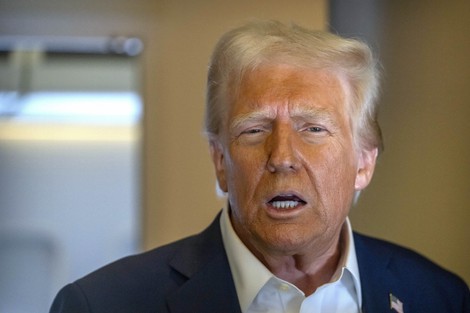 米南部フロリダ州に向かう大統領専用機内で記者団に対応するトランプ大統領＝2025年1月25日、AP