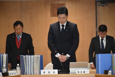 1月18日に死亡した竹内英明元兵庫県議に黙とうをささげる県議会調査特別委員会の奥谷謙一委員長（中央）＝神戸市中央区で2025年1月27日午前10時34分、中尾卓英撮影