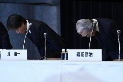 記者会見の冒頭、謝罪する（左から）フジテレビの港浩一社長と嘉納修治会長＝東京都港区のフジテレビで2025年1月27日午後4時4分、藤井達也撮影