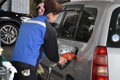 給油するガソリンスタンドのスタッフ＝福岡市中央区で2025年1月17日、長岡健太郎撮影