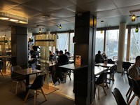 スタートアップ・ハブの「マリア01」の優しい照明がともる食堂。昼時以外も意見交換する入居者らでにぎわう＝ヘルシンキで2024年11月18日、念佛明奈撮影 