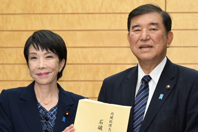 石破茂首相（右）と自民党の高市早苗前経済安全保障担当相＝首相官邸で2024年12月11日午後5時20分、平田明浩撮影