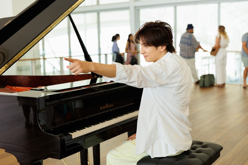 19 坂口健太郎 掲載ページ ピアノ 撮影 オフショット 切り抜き 坂口健太郎さん「さよならのつづき」 作曲者と歩んだ「地獄の1年