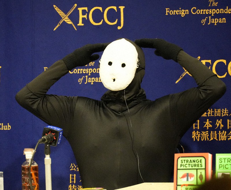 不安な物語、世が求めてる 白仮面、黒装束のホラー作家・雨穴さん 「変