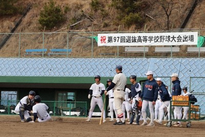 センバツ2025 選手見守る横断幕 出場祝い東洋大姫路 ／兵庫