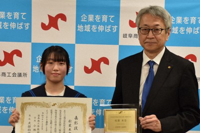 珠算検定1級試験で満点合格した松葉未空さん（左）＝岐阜市の岐阜商工会議所で2025年1月23日、稲垣洋介撮影