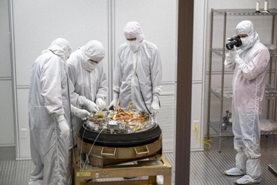 小惑星ベンヌの試料が入ったカプセルを処理する米航空宇宙局（NASA）のスタッフら＝米ユタ州で2023年9月24日撮影（NASA提供）
