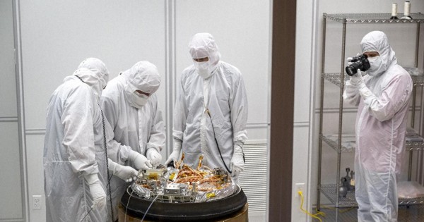 小惑星ベンヌの試料が入ったカプセルを処理する米航空宇宙局（NASA）のスタッフら＝米ユタ州で2023年9月24日撮影（NASA提供）