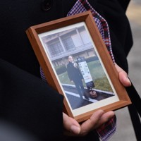 赤木俊夫さんの写真を手に取材に応じる妻雅子さん＝大阪市北区で2025年1月30日、高良駿輔撮影