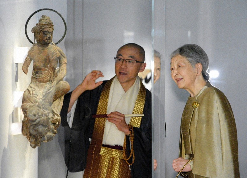 皇室スケッチ：繊細？大胆？造語？美智子さまの歌の魅力 「君」への