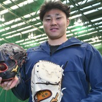 牛のデザインが入ったグラブを手にする広池康志郎投手＝さいたま市のロッテ浦和球場室内練習場で2025年1月20日午後、川村咲平撮影