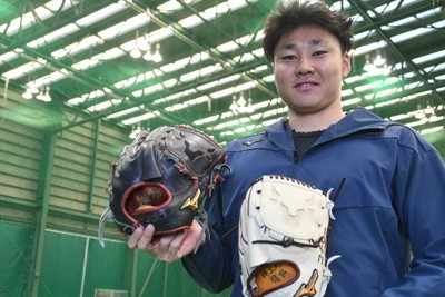牛のデザインが入ったグラブを手にする広池康志郎投手＝さいたま市のロッテ浦和球場室内練習場で2025年1月20日午後、川村咲平撮影