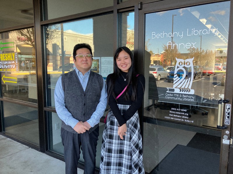 アメリカのポートランドで行われた講演会に参加したゆいのさん（右）とすがもキッズ代表の西村学さん＝西村さん提供