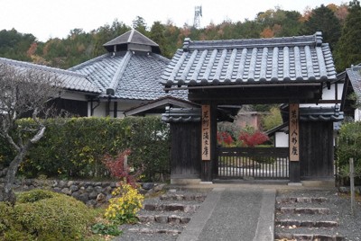 直木賞作家の水上勉が、母の思い出がつまった場所に建設した若州一滴文庫＝福井県おおい町岡田で、高橋隆輔撮影