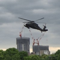 東京・六本木の米軍ヘリポートに飛来した米陸軍ヘリ「ブラックホーク」。背後に近くで建設中の高層ビル2棟が見える＝2023年4月25日午後1時7分ごろ、東京都港区で取材班が撮影した動画から