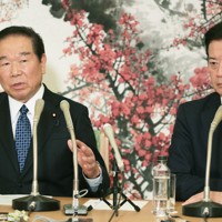 皇族数の確保策を検討する全体会議を終え、記者会見する衆院の額賀福志郎議長（左）と玄葉光一郎副議長＝衆院議長公邸で2025年1月31日、小林努撮影