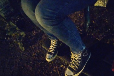 この森で売春をして5年ほどになるナタリア。夜、ベンチに座りながら話をしてくれた＝パリ・ブーローニュの森で2024年9月