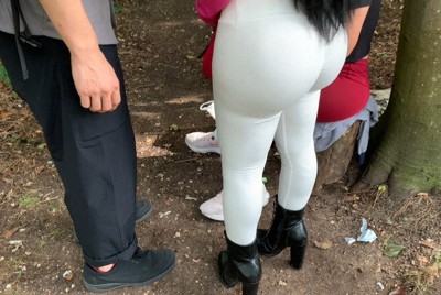 森の中で客を待っていた女性たちに話しかける記者（左）。笑いかけてきたが、記者だと名乗ると愛想は消えた＝パリ・ブーローニュの森で2024年9月、川村咲平撮影