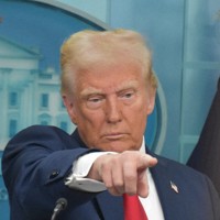 米ホワイトハウスで記者会見の質問者を指名するドナルド・トランプ大統領＝2025年1月30日、秋山信一撮影