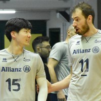 練習試合の直後、大塚達宣選手（左）に話しかけるピアノ選手＝イタリアのモンツァで2025年1月24日、小林悠太撮影