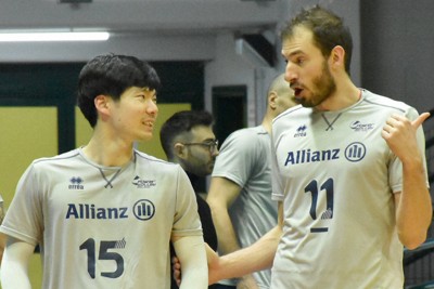 練習試合の直後、大塚達宣選手（左）に話しかけるピアノ選手＝イタリアのモンツァで2025年1月24日、小林悠太撮影